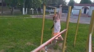 Девочки показывают трюки на турнике, Юля и Маша