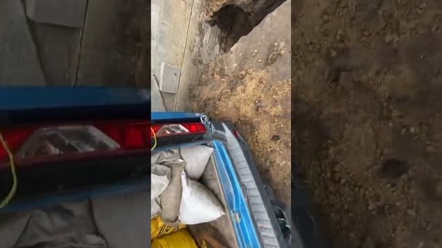 Утепляю трубы опилками .