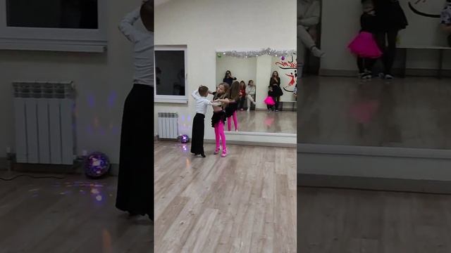 ??? Мирон и Таисия #8yearold новогодний маскарад #Вальс #самба смотреть онлайн