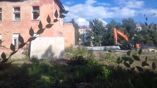 Одни из последних кадров заброшенного детского сада на ул. Осипова г. Саратов смотреть онлайн