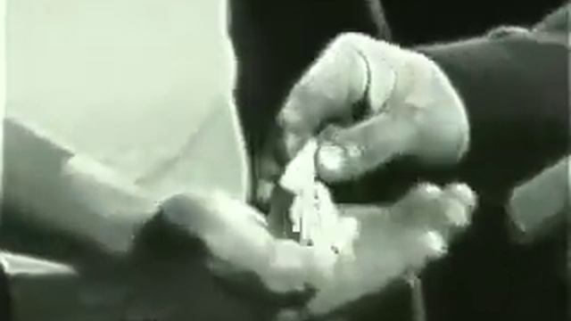 Точность удара - Брюс Ли зажигает спичку о нунчаку смотреть онлайн