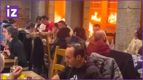 Французский ужин у горящих баррикад за окном: вместо пламения свечей полыхает весь город