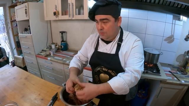 ТУШЕНАЯ ФАСОЛЬ С МЯСОМ! СЕРБСКИЙ ШЕФ ГОТОВИТ PASULJ - ФАСОЛЬ С МЯСОМ И ОВОЩАМИ! БАЛКАНСКАЯ КУХНЯ!