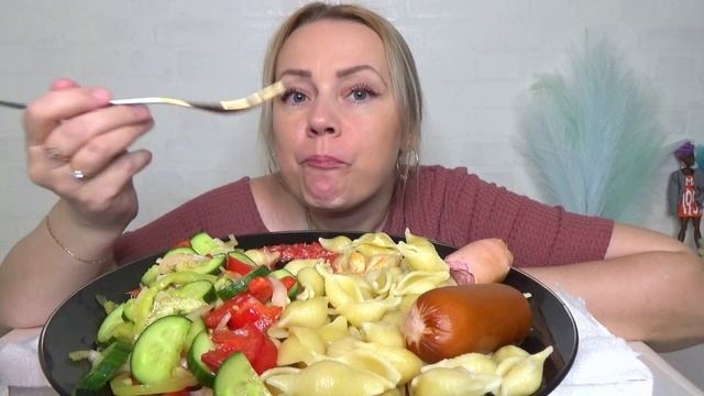 МУКБАНГ МАКАРОНЫ С САРДЕЛЬКАМИ, САЛАТ ОВОЩНОЙ/// Mukbang еда на камеру/ не АСМР.