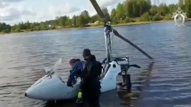 Подъем на поверхность упавшего в Череповецком районе вертолета смотреть онлайн