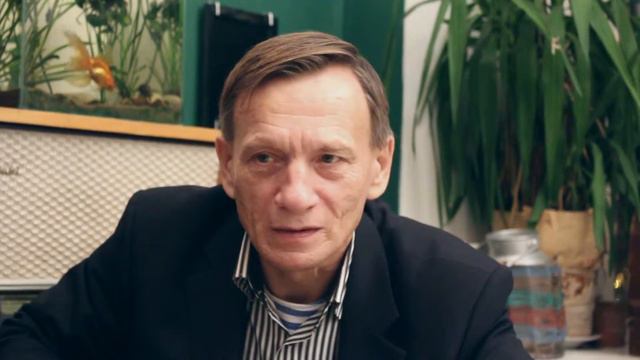 Каток во дворе заливали из шланга через окно. В футбол играли за Москва-рекой.