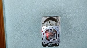 LED Светодиодная лампочка светится при выключенном выключателе