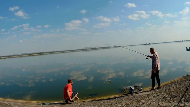 День рыбака,фидерные соревнования,уха на костре,карпы в садке. смотреть онлайн