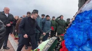 Сотрудники МЧС России возложили цветы к Вечному огню