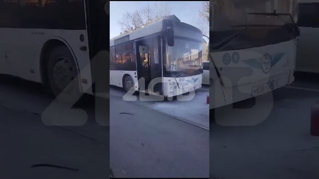 Пассажирский автобус задымился во время движения в Южно-Сахалинске