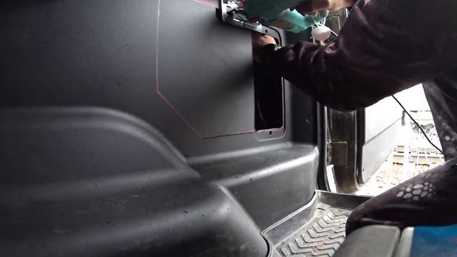 УАЗ ПАТРИОТ Устанавливаю карманы в багажник смотреть онлайн