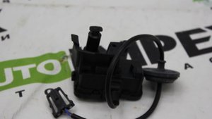 VW Polo Sedan 2010-2020 года. Замок лючка бензобака