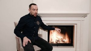 Классический камин в современном загородном доме.