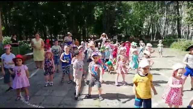 Игротанец "Давай замри" на летнем празднике