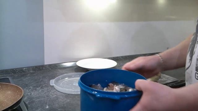 Жареная рыба,жарим форель на сковороде. мужская кухня.Готовит добрый.