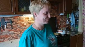 Жизнь в деревне  простых людей . Жареные пельмени .Готовит Зять.