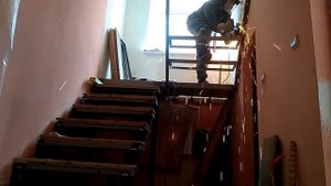 #3. Переделываем лестницу в доме. Срезаем второй марш.