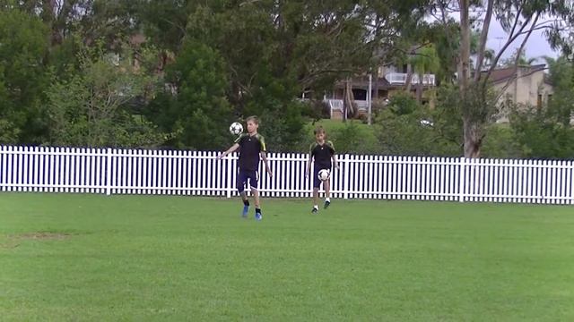 Soccer Drills - Ronaldo Knee Dribble смотреть онлайн