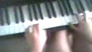 Светка играет Эменема на пианино