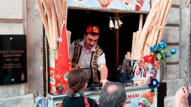 Стамбул  улица Истикляль (Istiklal Caddesi)