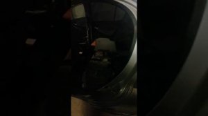 Тойота Vitz замена троса лючка бензобака.