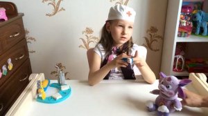 Аня играет в доктора.Проверяем зубы у Лунтика.Учим правильно чистить зубы