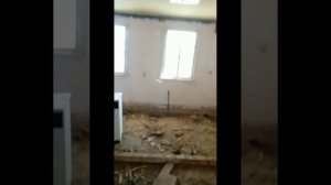 пол из пустых,стеклянных бутылок)))