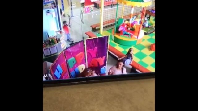 В Славянске на 3-х летнего ребёнка осыпалась стеклянная дверь смотреть онлайн