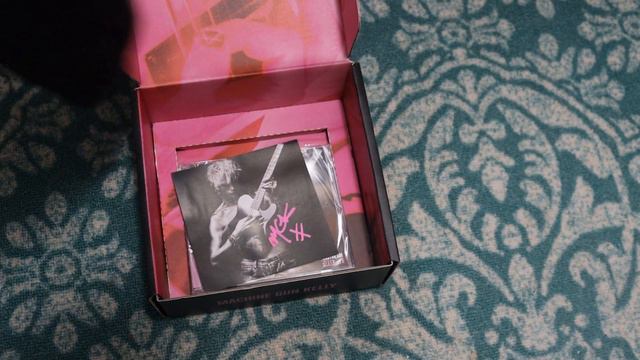 MGK: "Mainstream Sellout" *SIGNED* Tour Boxset UNBOXING смотреть онлайн