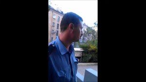 Версия полицейского "стекла когда падали карифан себе вены вскрыл..."