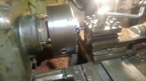 Токарный станок 1616 за работой.