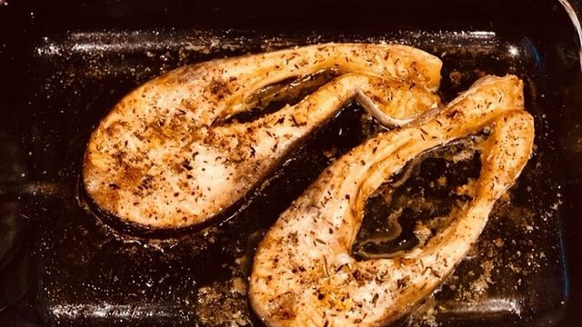 Запеченная форель с овощами и медово-чесночным соусом