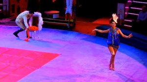 Цирк. Фокусы с Переодеванием Одежды. Цирковой Номер Фокусы с Мгновенным Переодеванием Платьев Видео