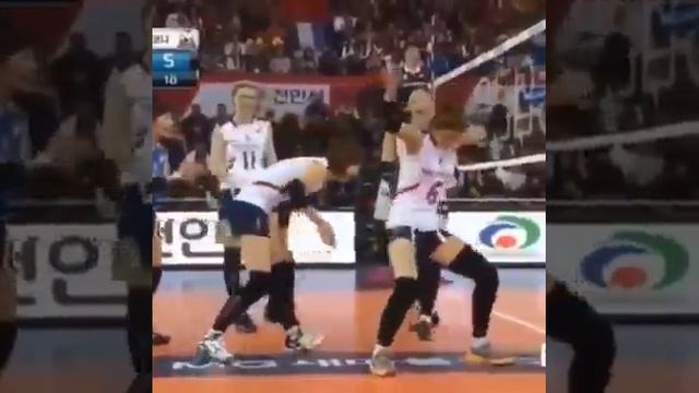 волейболистка заигрывает с судьей