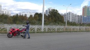 Новичок делает вилли на мотоцикле Honda CBR600RR.