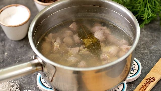 Бюджетный салат с куриными желудками и жареными грибами