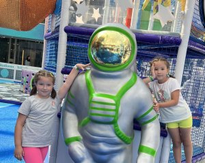 Страна девчонок Варя и Ксюша веселятся в самой крутой игровой Teika Boom!