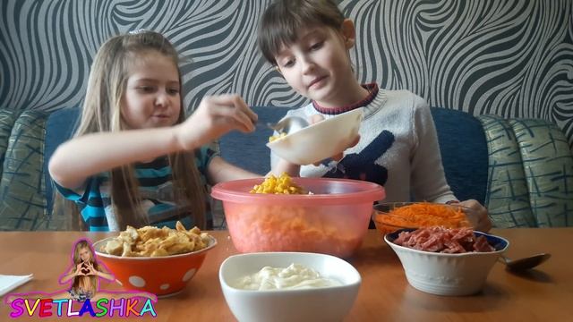 Вкусный салат для мамы! #SVETLASHKAMILASHKA смотреть онлайн