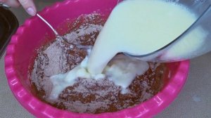 Пирог со смородиной. Шоколадный влажный бисквит с ягодной начинкой.