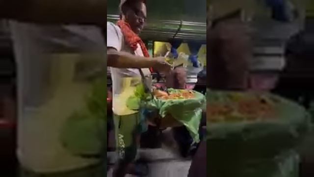 Indian chana seller on bus смотреть онлайн