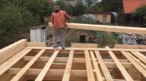 Монтаж венца из бруса при строительстве дома