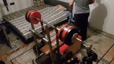 Bench press: 12 reps with 85 kg (187.4 lbs), 5 reps bent over rows and more bench