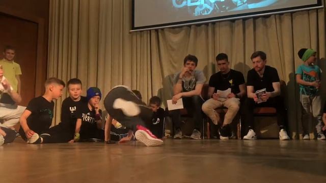 Footage of the Break Dance Centre's competition 2k19 смотреть онлайн