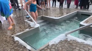 Купание в Проруби КРЕЩЕНИЕ 2021 Водохреща Украина Крещенские Купания ICE BATHING