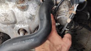 замена металлического патрубка охлаждающей жидкости на митсубиси спейс стар 1.6