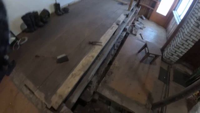 Начало строительства пристроя. Гнилые венцы, старая стропильная система.