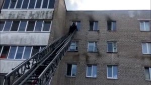 Спасение девушке c помощью автолестницы в Солигорске