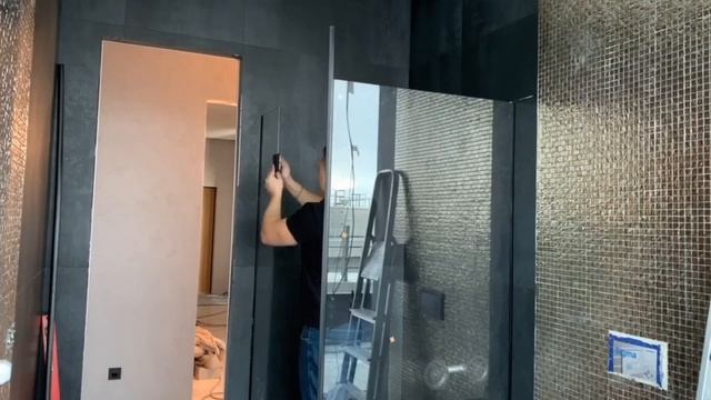 Монтаж душевого уголка из бельгийского закаленного стекла AGC от компании "Стеклофф"