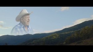 Мужик орет в горах