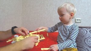 КТО, КТО В ТЕРМОЧКЕ ЖИВЕТ? Двухэтажный дом из конструктора. СТРОИМ ДОМ. Построили дом из бревен